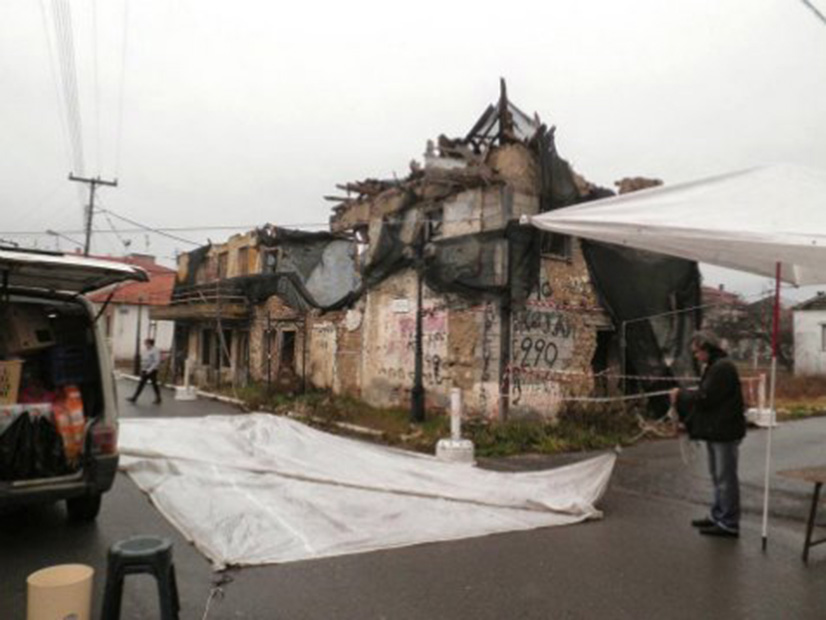 Κατεδάφιση του σπιτιού του Μενέλαου Λουντέμη στον Εξαπλάτανο Πέλλας